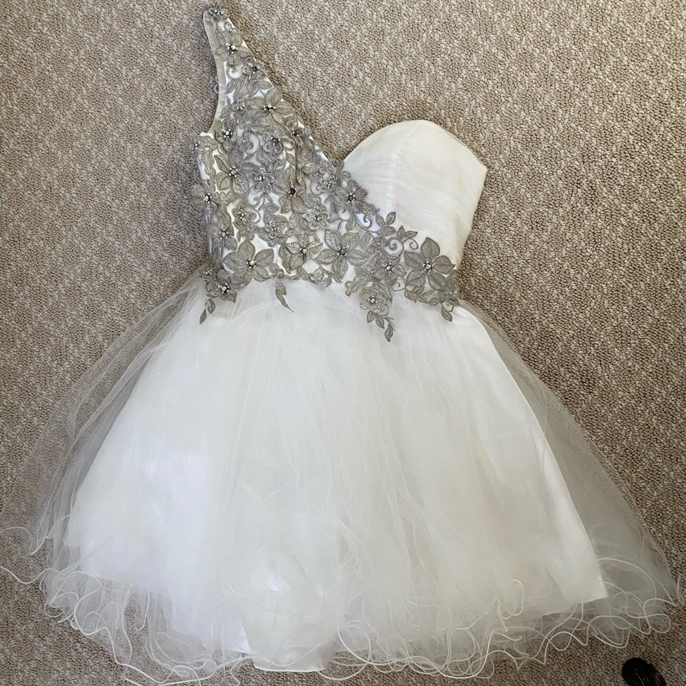 White one shoulder dress - Picture 1 of 3